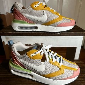 2022
Wmns Air Max Dawn SE 'Sun Club